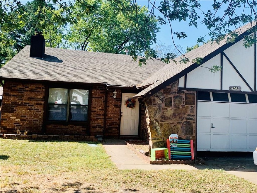 909 NW A St, Bentonville, AR 72712 - photo 1