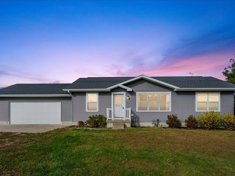 2207 231st St, Muscatine, IA 52761 - photo 1