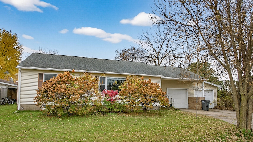 517 W Broadway St, Blair, WI 54616 - photo 1