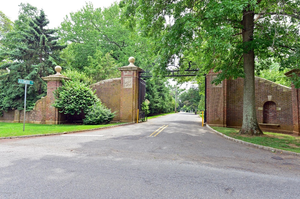 5 Auldwood Lane