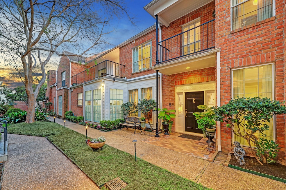 Beautiful, brick townhome near Houston Country Clu