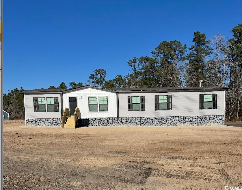 Manufactured / mobile home with a front lawn