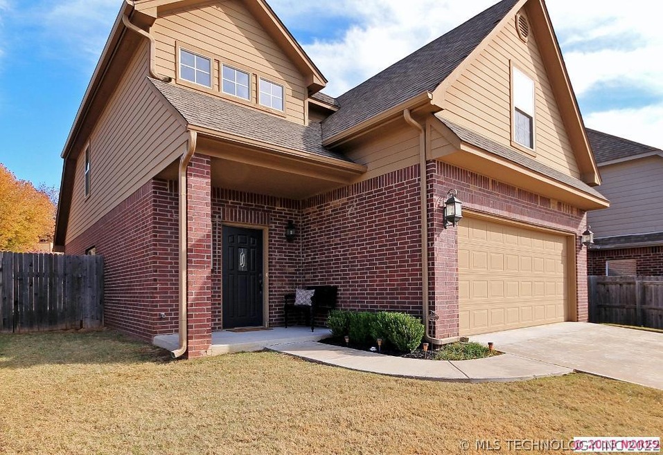BEAUTIFUL HOME WITH LOW MAINTENANCE YARD IN JENKS