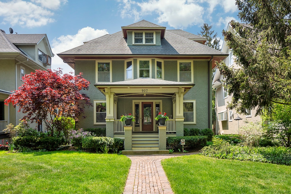 Sold $1,660,000 • Co-Listing Agent