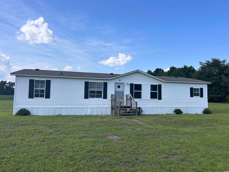 Manufactured / mobile home with a front yard