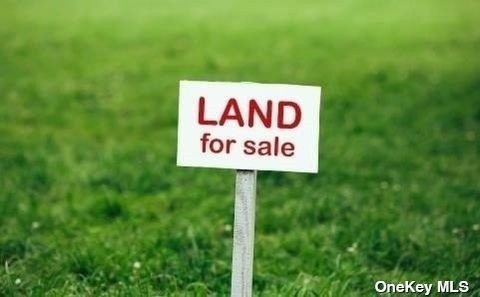 637 Middle Rd, Bayport, NY 11705 - photo 1