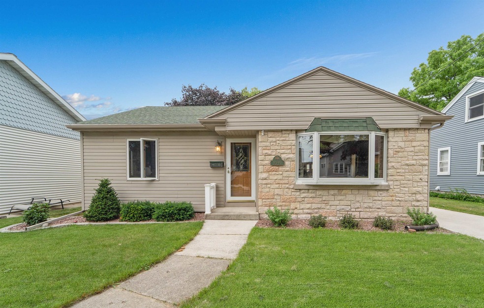 1039 N 13th St, Manitowoc, WI 54220 - photo 1