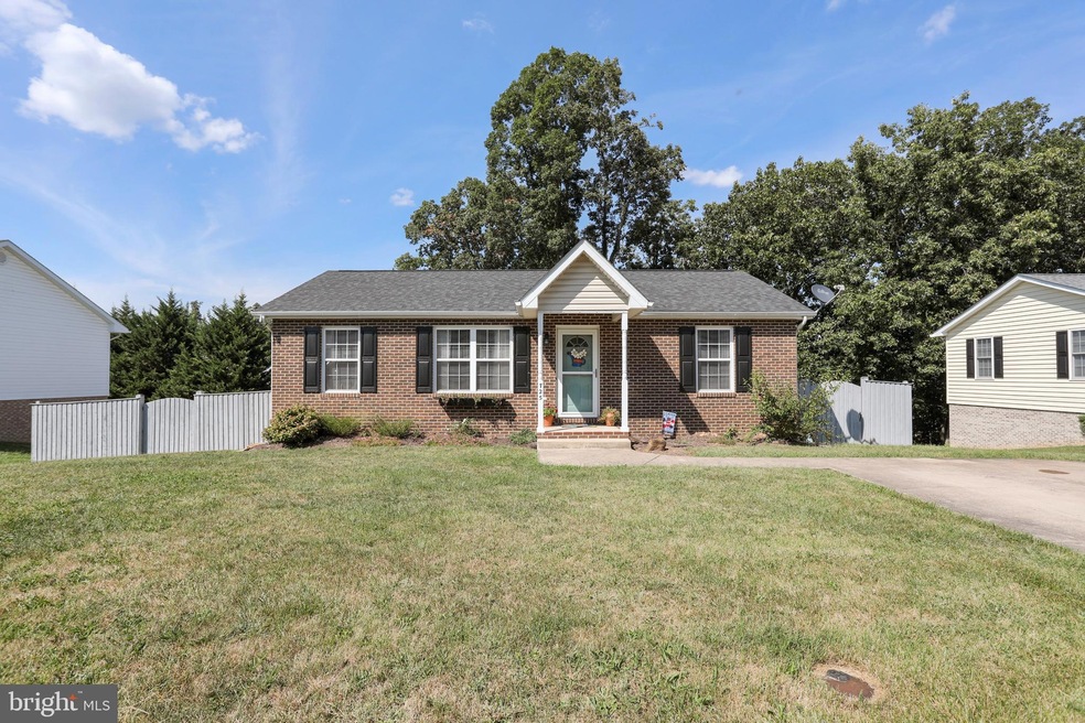 725 Christiansen Dr, Strasburg, VA 22657 - photo 1