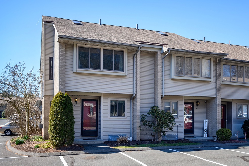 827 Oronoke Rd unit 4-1, Waterbury, CT 06708 - photo 1