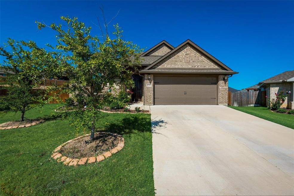 2128 Hill Crest Ct, Weatherford, TX 76086 - photo 1