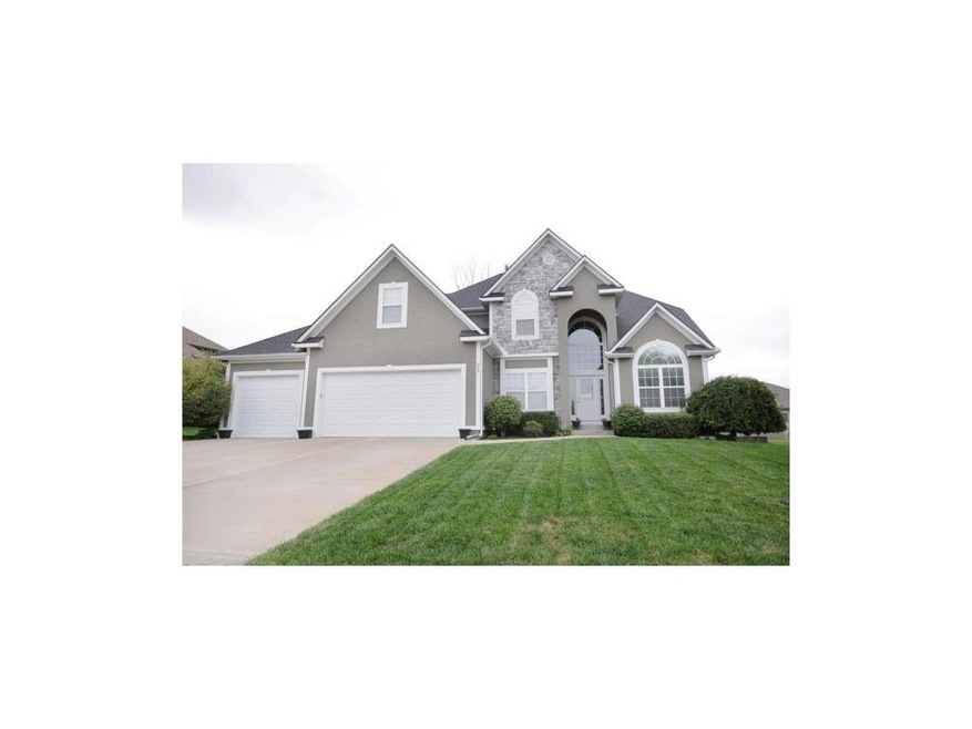 909 Dogwood Dr, Raymore, MO 64083 - photo 1