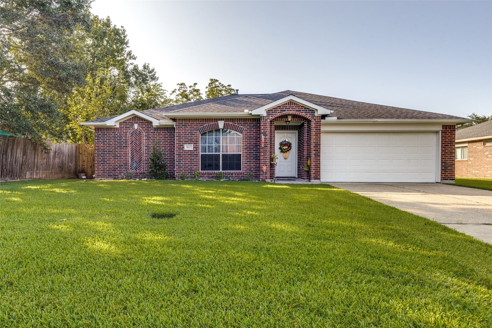 3207 Fox Run Dr, Alvin, TX 77511 - photo 1