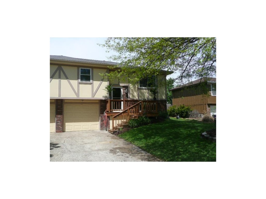 Front elevation. Notice nice level driveway & meti