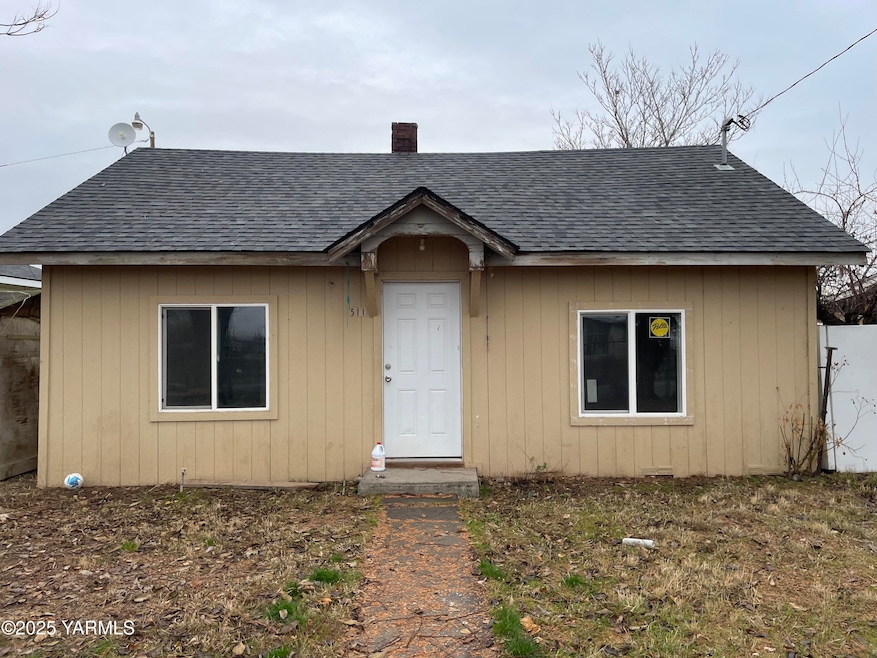 511 Columbia St, Wapato, WA 98951 - photo 1