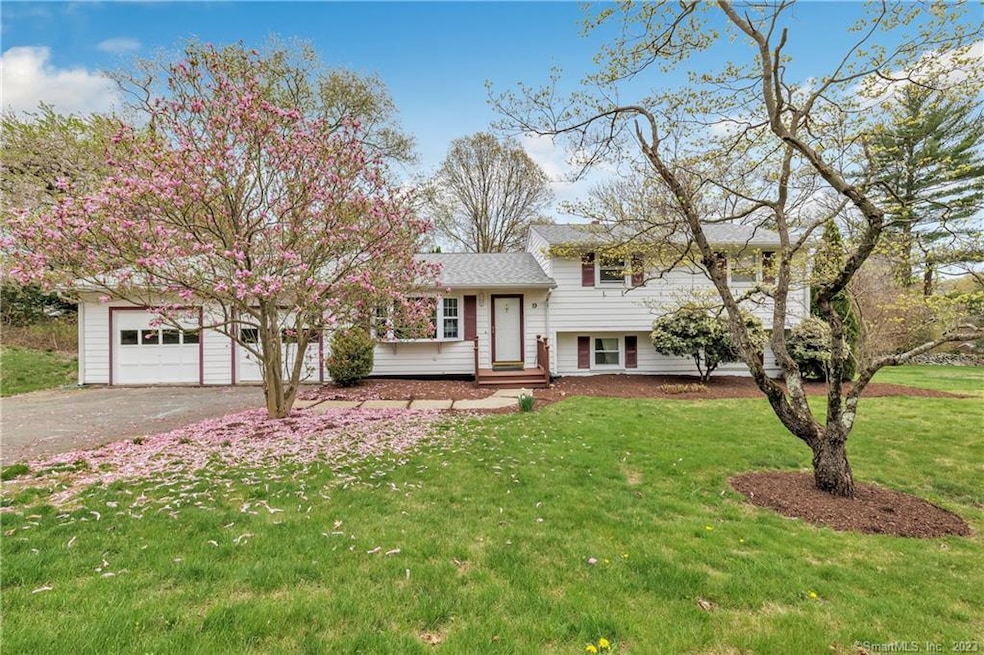 19 Floral Ln, Trumbull, CT 06611