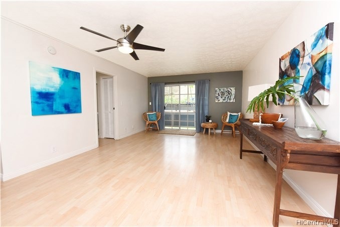 Bright and open end unit in Hokulani in Kailua. Tw