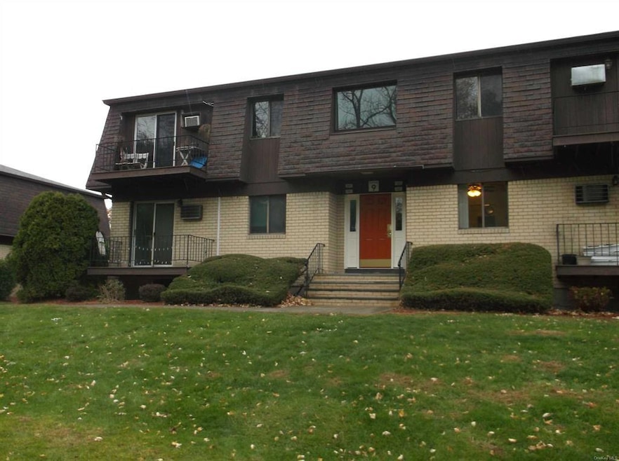 901 Cherry Hill Dr, Poughkeepsie, NY 12603 - photo 1