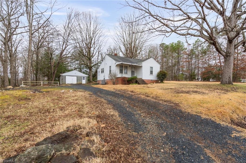 523 Oakgrove Rd, Asheboro, NC 27205 - photo 1