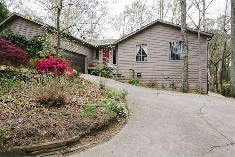 Beautiful home nestled in the lake community of Lo
