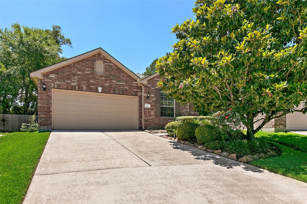 Welcome home to 11 Sandingham Way in the beautiful community of Windsor Lakes in The Woodlands!