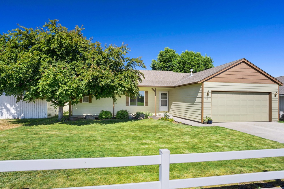 1915 SW 35th St, Redmond, OR 97756 - photo 1