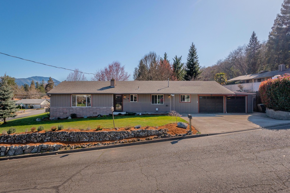 903 NW Hewitt Ln, Grants Pass, OR 97526 - photo 1