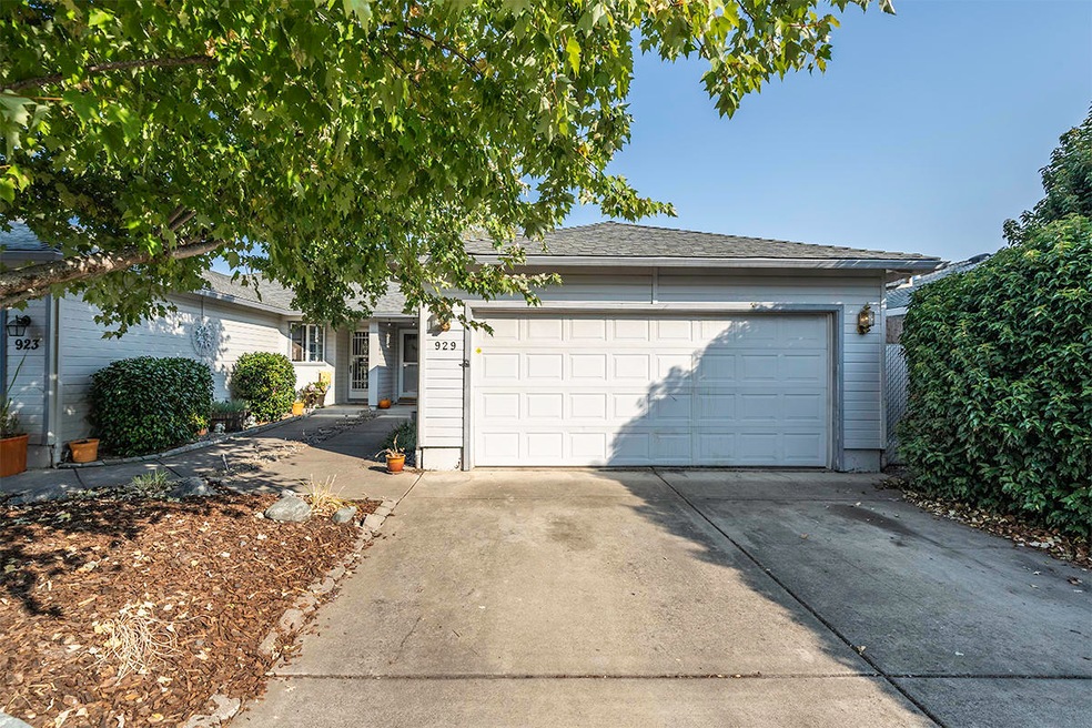 929 Brandi Way, Central Point, OR 97502 - photo 1
