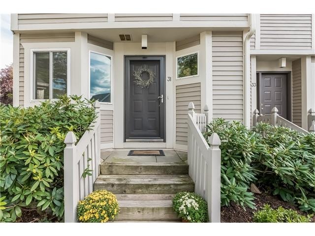 Welcome to 31 Strathmore's ever-green entry! Insid