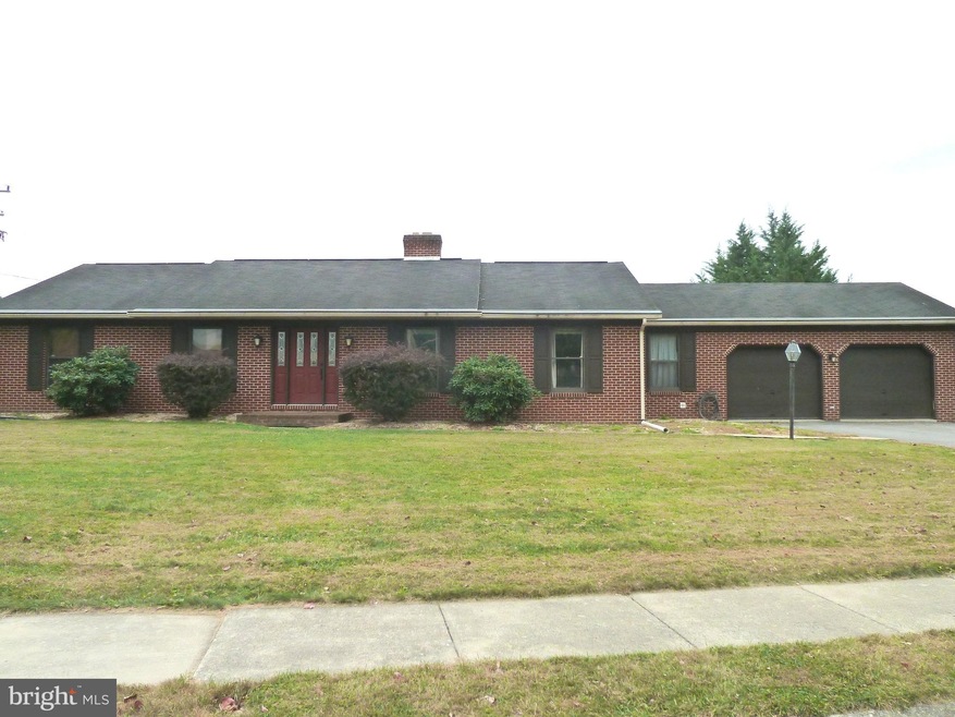 422 Catherine St, Greencastle, PA 17225 - photo 1