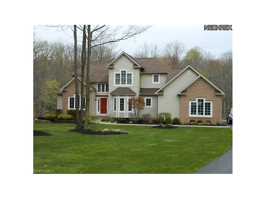 Custom-built 4BR, 4-1/2BA Brick & Vinyl Colonial o
