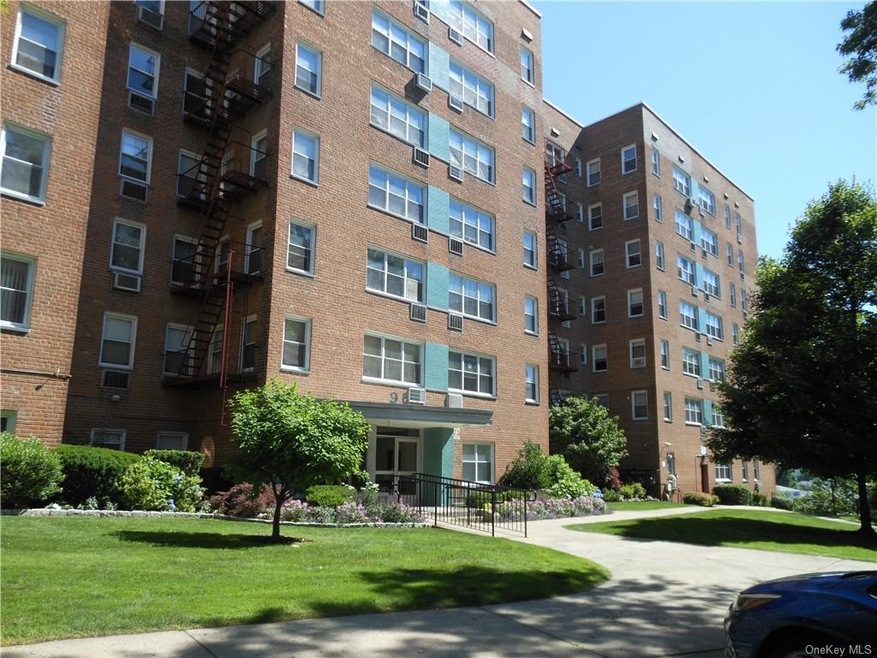 98 Dehaven Dr unit 6D, Yonkers, NY 10703 - photo 1