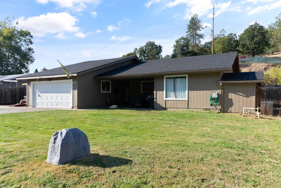130 Brandy Ln, Grants Pass, OR 97527 - photo 1
