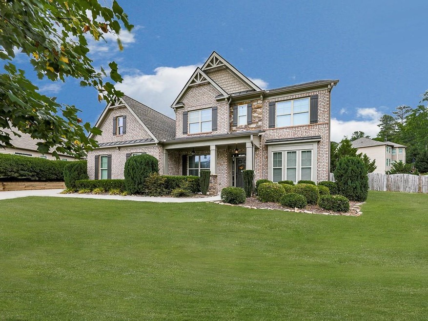 Craftsman inspired home featuring a front yard