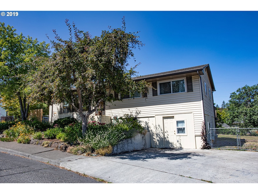 708 E 19th St, the Dalles, OR 97058 - photo 1