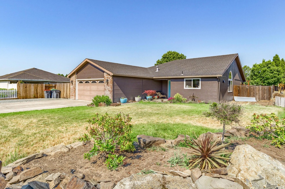 1380 Circle Wood Dr, Central Point, OR 97502 - photo 1