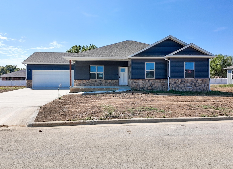 720 E Vivian St, Bolivar, MO 65613 - photo 1