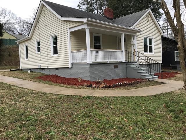 Welcome Home! Beautiful front porch for lazy after