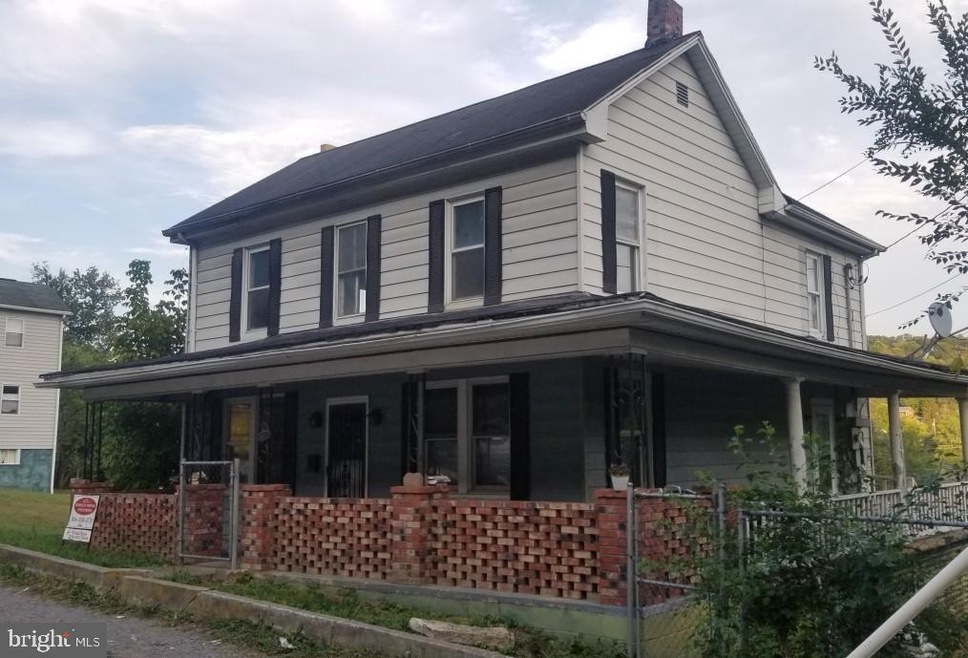 402 Wilkes St, Berkeley Springs, WV 25411 - photo 1