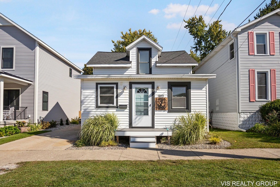 2-web-or-mls-312 N 2nd St, Grand Haven-2