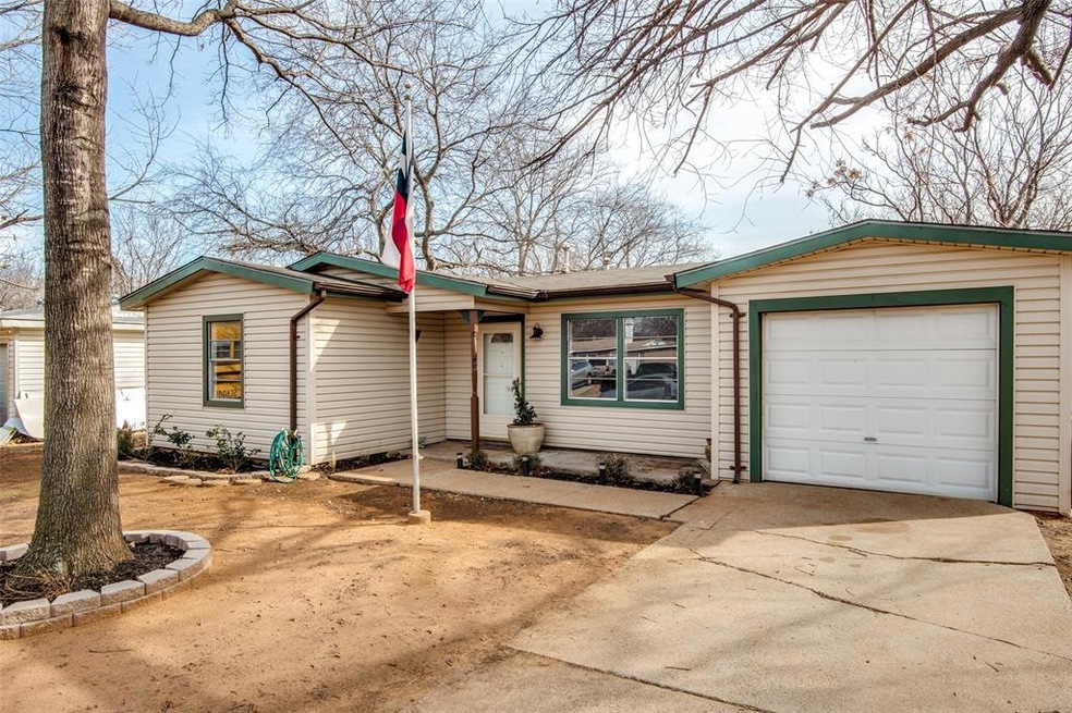 512 Brookfield Dr, Hurst, TX 76053 - photo 1