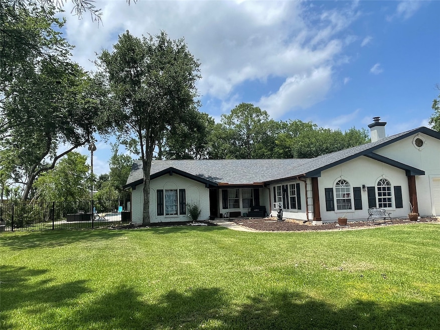 1917 Lundy Ln, Friendswood, TX 77546 - photo 1