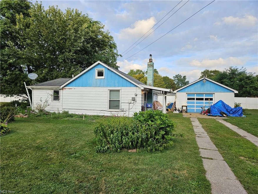 View of front of home featuring a front yard