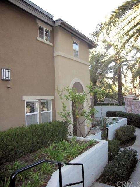 Corner unit in Promenade community of Huntington B