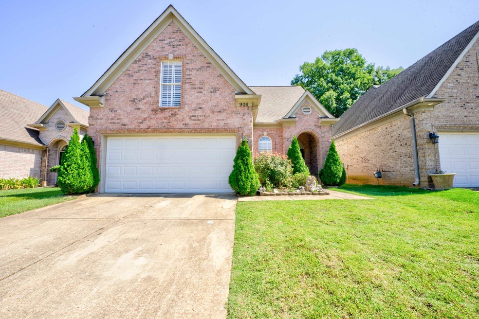 View of front property featuring a front yard and 