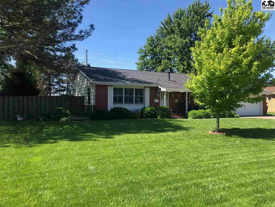 1108 Eastmoor Dr, McPherson, KS 67460 - photo 1