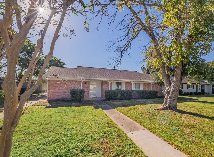 3410 Oxford Rd, Alvin, TX 77511 - photo 1