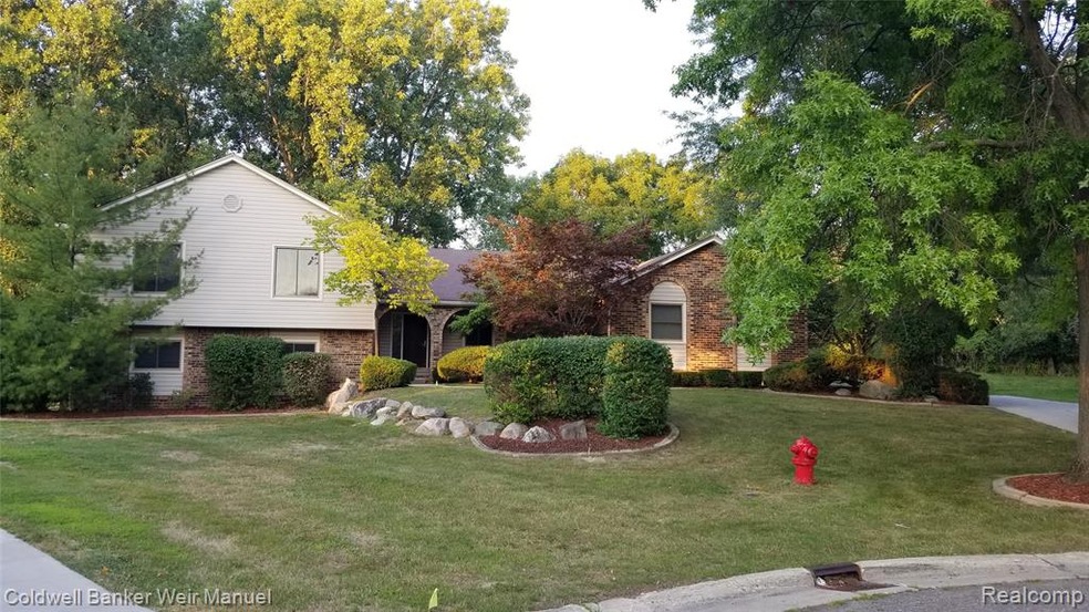 1728 Hiview Ct, Bloomfield Hills, MI 48302 - photo 1