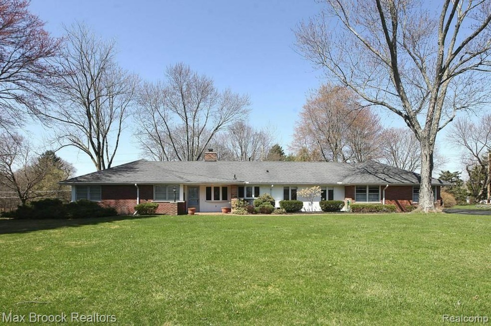 6790 Orinoco Cir, Bloomfield Hills, MI 48301 - photo 1