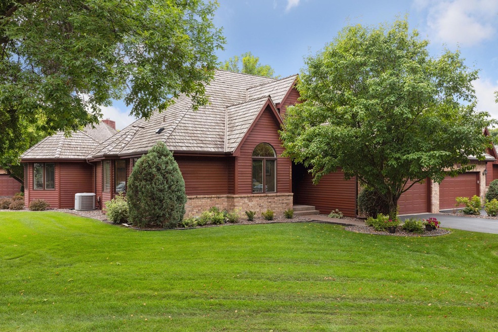 Enjoy main level living, a low maintenance lifestyle, and a convenient Plymouth location!  Boulder Ridge is a neighborhood with an upscale feel and more green space than other townhome developments in the area.