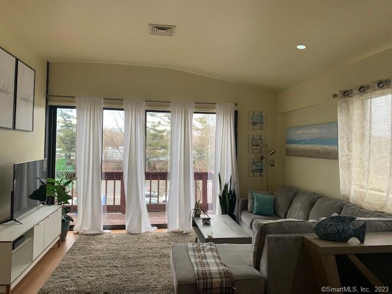 937 Post Rd unit 5, Fairfield, CT 06824 - photo 1